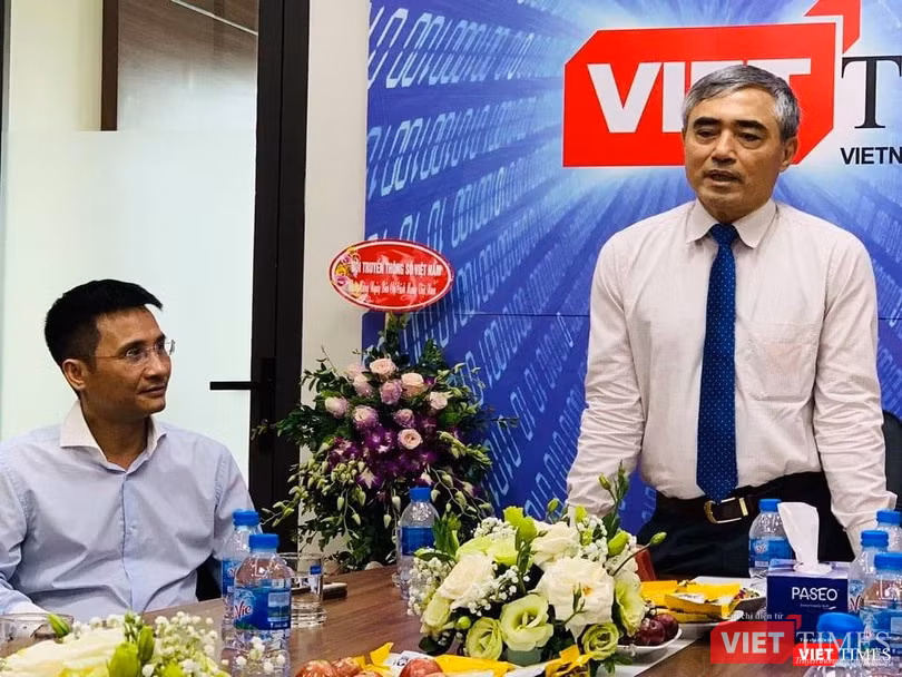 Chủ tịch Nguyễn Minh Hồng ghi nhận và biểu dương những nỗ lực và đóng góp của VietTimes.