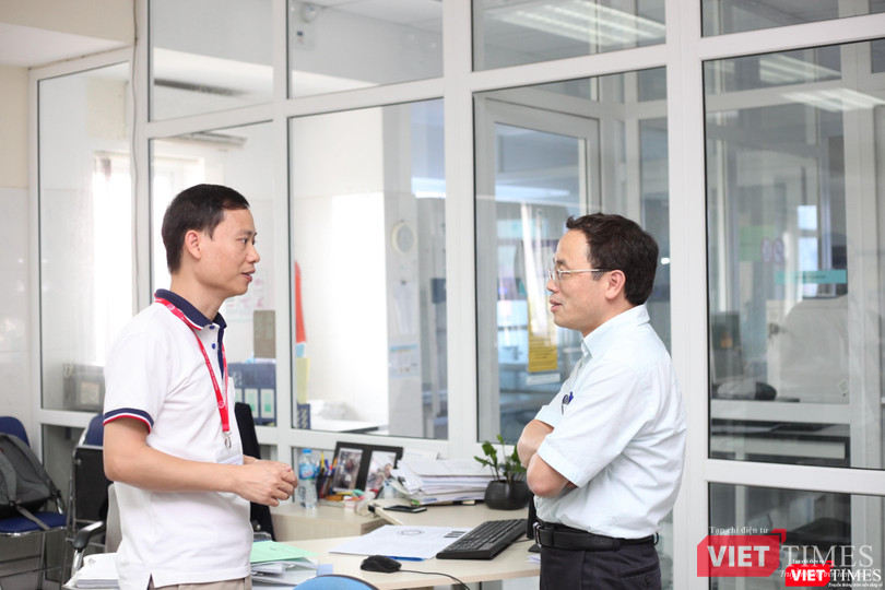 GS.TS. Tạ Thành Văn - Hiệu trưởng Trường Đại học Y Hà Nội trao đổi với PGS.TS Trần Huy Thịnh. GS.TS. Tạ Thành Văn - Hiệu trưởng Trường Đại học Y Hà Nội trao đổi với PGS.TS Trần Huy Thịnh.