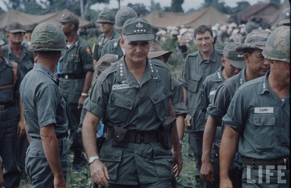 Tướng Westmoreland chỉ huy các cuộc hành quân