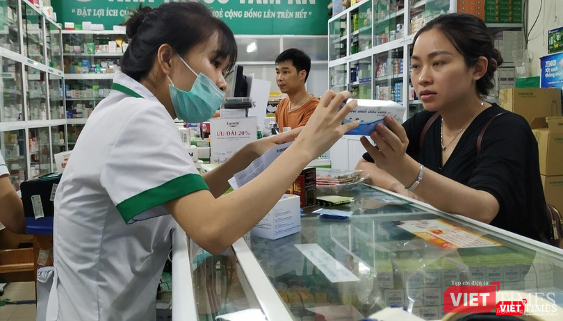 Bộ Y tế khẳng định sẽ đảm bảo quyền tiếp cận thuốc của người bệnh, dù qua ở bệnh viên công hay nhà thuốc tư nhân. Ảnh minh họa. Bộ Y tế khẳng định sẽ đảm bảo quyền tiếp cận thuốc của người bệnh, dù qua ở bệnh viên công hay nhà thuốc tư nhân. Ảnh minh họa.