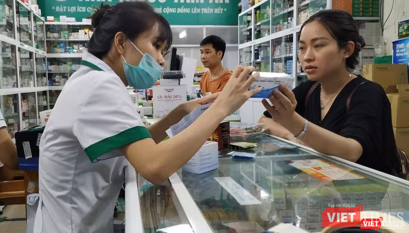 Bộ Y tế khẳng định sẽ đảm bảo quyền tiếp cận thuốc của người bệnh, dù qua ở bệnh viên công hay nhà thuốc tư nhân. Ảnh minh họa.