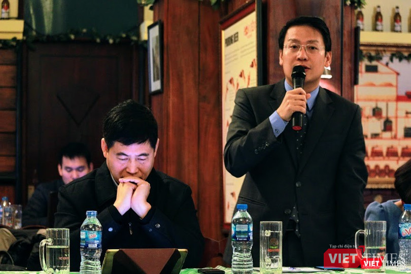 Ông Vũ Kiêm Văn, Phó Tổng thư ký VDCA (người bên phải) trao đổi về những điểm mới của Giải thưởng tại Hội nghị triển khai nhiệm vụ năm 2019 của VDCA.