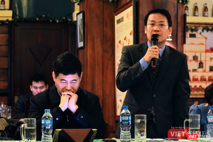 Ông Vũ Kiêm Văn, Phó Tổng thư ký VDCA (người bên phải) trao đổi về những điểm mới của Giải thưởng tại Hội nghị triển khai nhiệm vụ năm 2019 của VDCA.