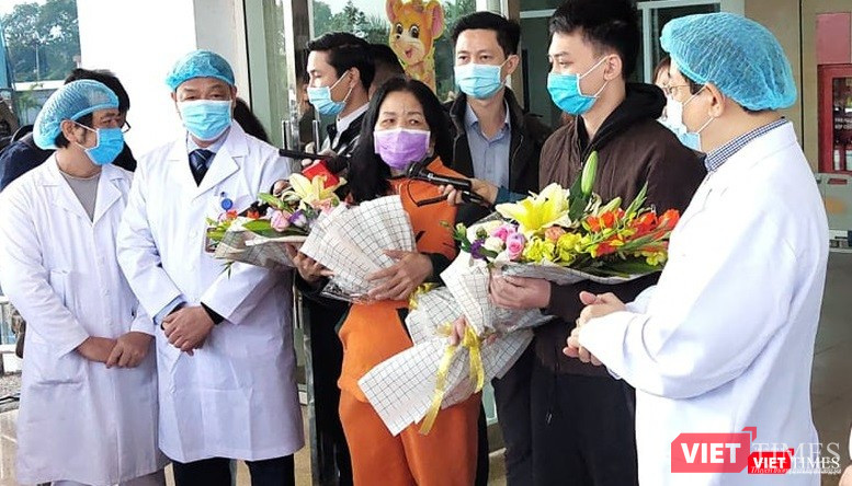 2 bệnh nhân mắc COVID-19 hoàn toàn khỏe mạnh trong ngày ra viện. Ảnh: Minh Thúy