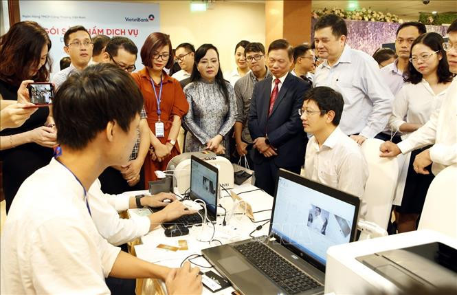 Bộ trưởng Bộ Y tế Nguyễn Thị Kim Tiến và các đại biểu thị sát bộ phận làm thẻ thanh toán viện phí. Bộ trưởng Bộ Y tế Nguyễn Thị Kim Tiến và các đại biểu thị sát bộ phận làm thẻ thanh toán viện phí.