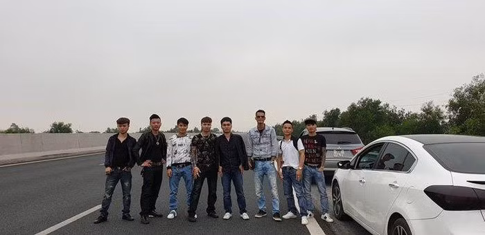 Nhóm người dừng xe trên cao tốc để chụp ảnh