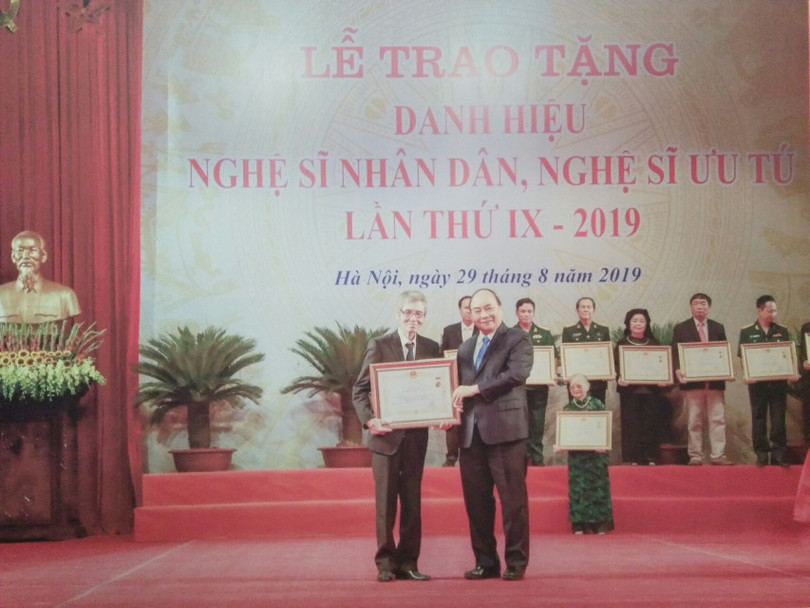 Văn Hà được phong tặng và đón nhận danh hiệu NSND do Thủ tướng Nguyễn Xuân Phúc trao tặng.