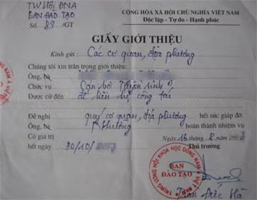Giấy giới thiệu mà ông Hà ký để các nhân viên về các địa phương liên hệ chiêu sinh. Giấy giới thiệu mà ông Hà ký để các nhân viên về các địa phương liên hệ chiêu sinh.