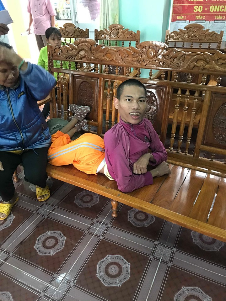 Thăm và tặng quà anh Đoàn Phú Bình sinh năm 1996 nạn nhân da cam tại Phú Yên.