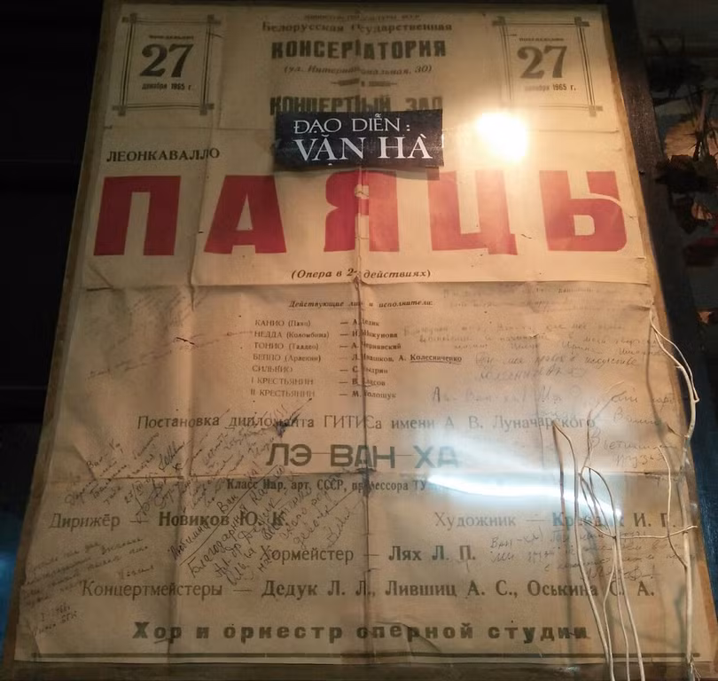 Tấm poster về đêm diễn vở nhạc kịch kinh điển Ý có tựa đề "Paliasso" cùng những lời cảm xúc của bạn bè, khán giả trong đêm diễn mà NSND Văn Hà còn giữ tới bây giờ.