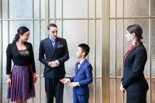 Các gia đình giàu có muốn hòa nhập vào xã hội thượng lưu cũng như cảm thấy thoải mái khi tiếp xúc với người nước ngoài. Các gia đình giàu có muốn hòa nhập vào xã hội thượng lưu cũng như cảm thấy thoải mái khi tiếp xúc với người nước ngoài.