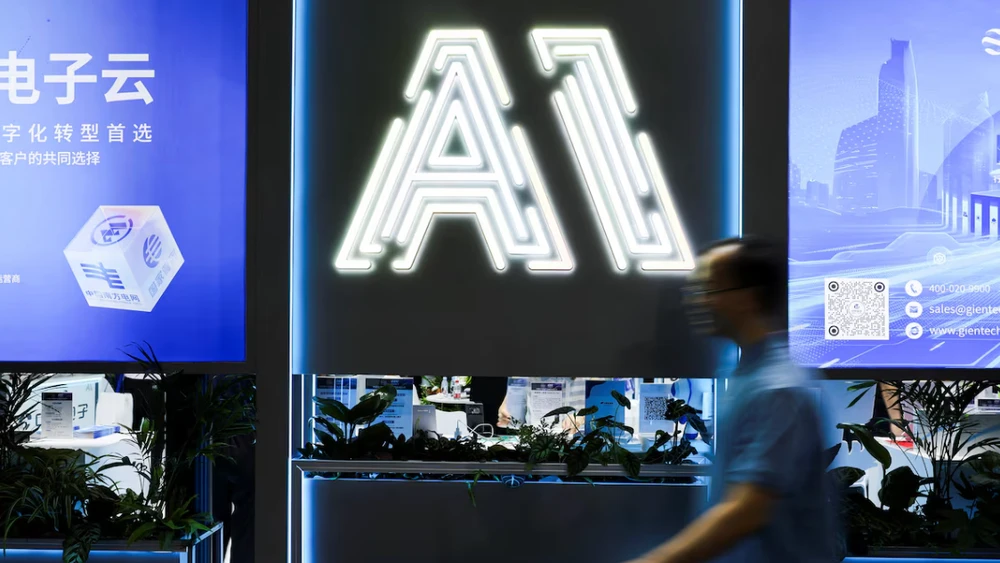 Một người tham dự Hội nghị Trí tuệ Nhân tạo Thế giới tại Thượng Hải, Trung Quốc. Ảnh: Reuters.