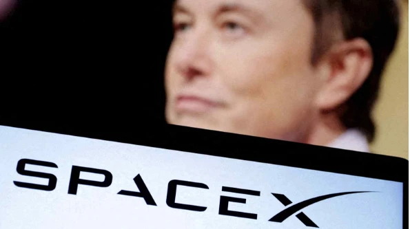 SpaceX ưu tiên xây dựng thành phố trên mặt trăng. Ảnh: Reuters.