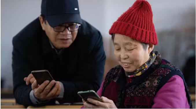 Người cao tuổi học cách sử dụng điện thoại thông minh tại một trường đại học dành cho người cao tuổi ở Thái Nguyên, Trung Quốc. Ảnh: Nikkei Asia.