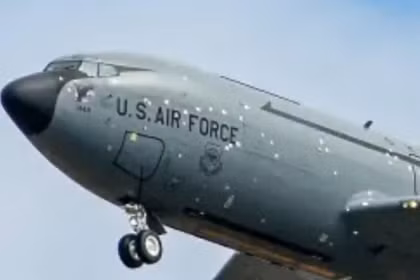 Cận cảnh máy bay KC-135 Mỹ lốm đốm vết vá nghi do đòn tập kích Iran