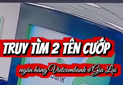 Cầm vật giống súng uy hiếp, 2 tên cướp lấy nhiều cọc tiền ở ngân hàng Vietcombank