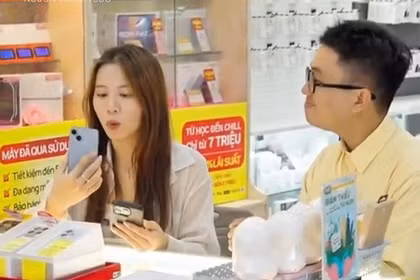 "Ông trùm" bán lẻ thiết bị di động muốn làm bất động sản