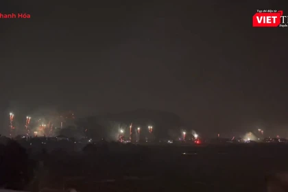 Pháo hoa rực rỡ đón Tết Bính Ngọ 2026 tại vùng quê, chào kỷ nguyên mới