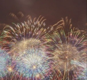 Pháo hoa nghệ thuật rực sáng bầu trời thủ đô