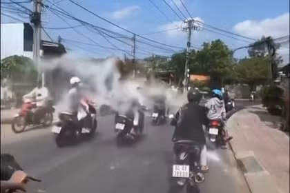 Chạy xe đùa giỡn, ném bột vào nhau gây náo loạn giao thông, nhóm thanh niên bị CSGT mời lên trụ sở