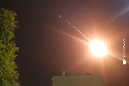 Tên lửa Iran làm rung chuyển TP của Israel, nhiều tòa nhà tan hoang sau đòn đáp trả