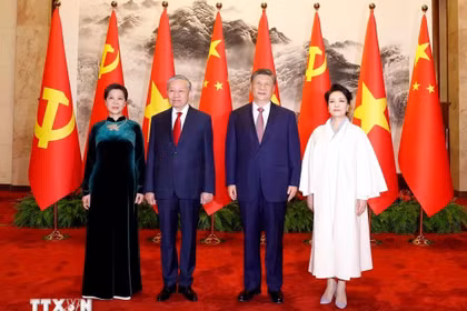 Tổng bí thư, Chủ tịch nước Tô Lâm và Tổng bí thư, Chủ tịch nước Tập Cận Bình tại cuộc chứng kiến Lễ ký các văn kiện hợp tác giữa hai nước. Ảnh: Thống Nhất/TTXVN