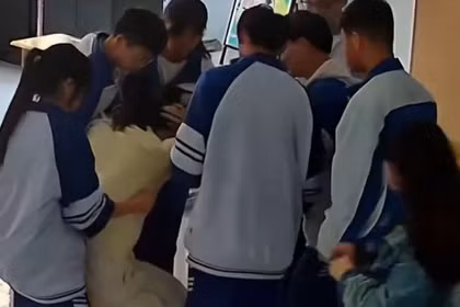 Ấm lòng khoảnh khắc học sinh vây quanh, đỡ cô giáo bị ngất ở lớp học