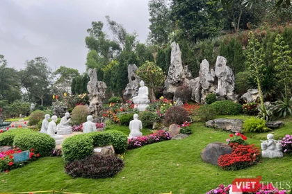 Vườn tượng ở chùa Tiêu