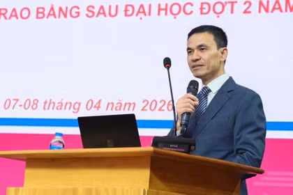 GS Nguyễn Hữu Tú trao bằng cho các tân khoa