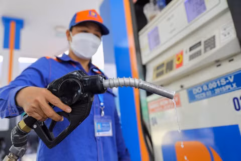 Giá xăng giảm hơn 1.000 đồng mỗi lít