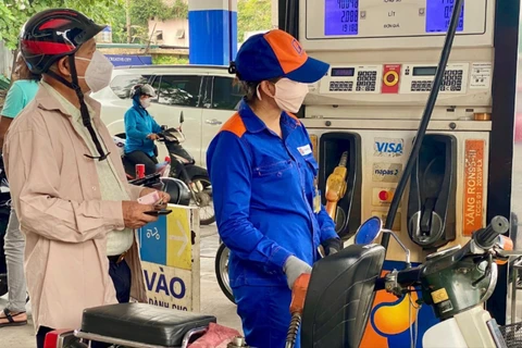 Khuyến khích người dân làm việc từ xa để giảm tiêu thụ xăng dầu