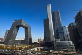 Tòa nhà Trung Quốc Tôn (CITIC Tower) nằm cách trụ sở CCTV (trái) chỉ một con đường. Ảnh: Creaders.