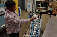 Các nhà khoa học chế tạo "tia kéo" âm thanh để điều khiển độ cứng của vật liệu. Ảnh: IE