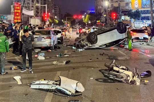 Mất lái sau va chạm, Lexus lật giữa phố Hà Nội