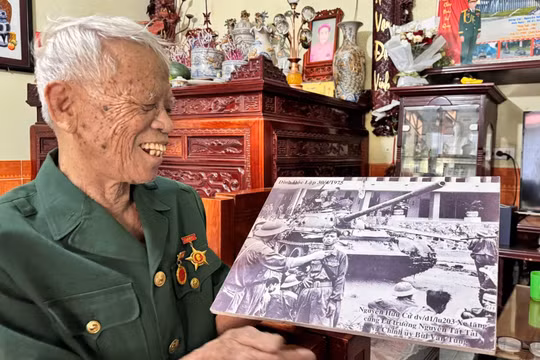 Vết máu, nụ cười và giờ khắc toàn thắng qua hồi ức người lính xe tăng tiến vào Dinh Độc Lập