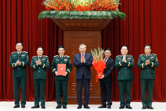 Tổng bí thư, Chủ tịch nước Tô Lâm trao quyết định nhân sự 4 Đảng ủy Trung ương