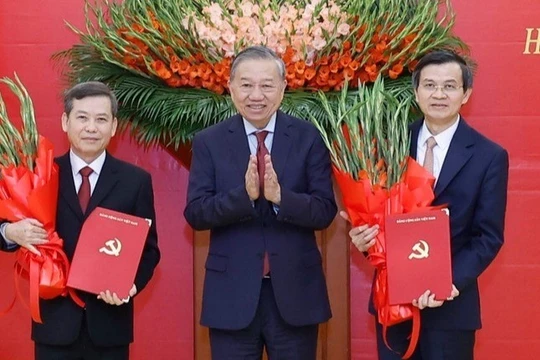 Tổng bí thư Tô Lâm trao Quyết định của Bộ Chính trị cho ông Lê Minh Trí (bên trái) và Đoàn Minh Huấn (bên phải). Ảnh: TTXVN.