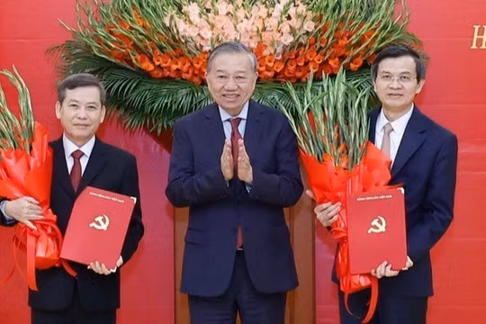 Tổng bí thư Tô Lâm trao Quyết định của Bộ Chính trị cho ông Lê Minh Trí (bên trái) và Đoàn Minh Huấn (bên phải). Ảnh: TTXVN.