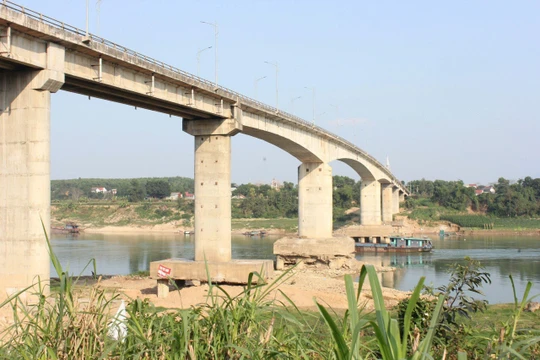 Thủ tướng yêu cầu làm cầu phao qua sông Lô trong 2 ngày