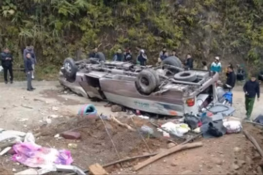 Xe chở đoàn thiện nguyện bị lật, 9 người tử vong