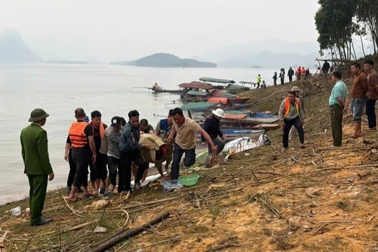 Thủ tướng yêu cầu điều tra làm rõ trách nhiệm vụ chìm tàu làm 6 người chết ở hồ Thác Bà