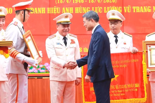 Thủ tướng Lê Minh Hưng trao tặng danh hiệu Anh hùng Lực lượng vũ trang nhân dân cho Trung tướng Nguyễn Thanh Tùng. Ảnh: Công an Hà Nội.