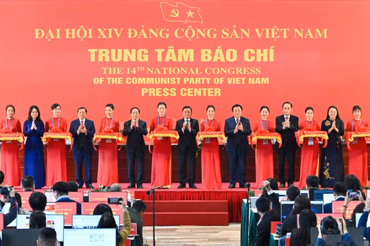 Thường trực Ban Bí thư Trần Cẩm Tú cùng các đại biểu cắt băng khai trương Trung tâm Báo chí.