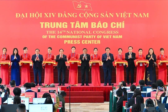 Thường trực Ban Bí thư Trần Cẩm Tú cùng các đại biểu cắt băng khai trương Trung tâm Báo chí.