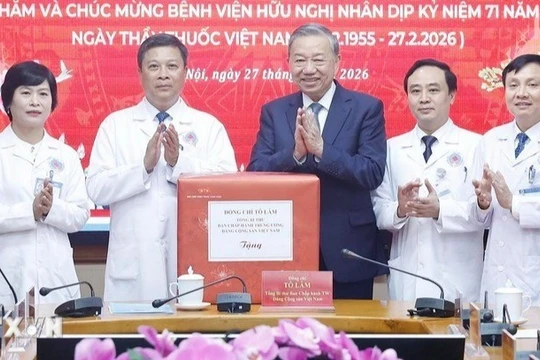 Tổng bí thư Tô Lâm tặng quà cho cán bộ, bác sĩ, nhân viên y tế Bệnh viện Hữu nghị. Ảnh: TTXVN.