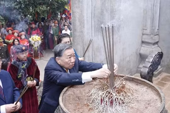 Tổng bí thư, Chủ tịch nước Tô Lâm dâng hương trong Thượng Cung tại đền Thượng. Ảnh: TTXVN.