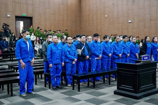 Cựu thẩm phán bật khóc tại tòa, khai vì “thương cháu” nên môi giới hối lộ