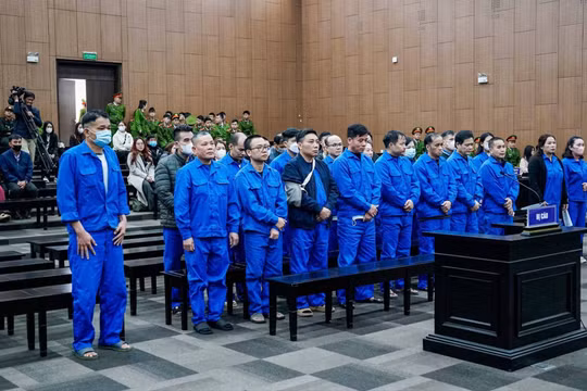 Cựu thẩm phán bật khóc tại tòa, khai vì “thương cháu” nên môi giới hối lộ