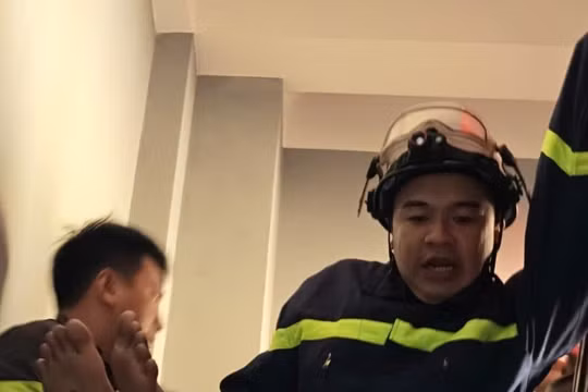 Giải cứu nam thanh niên mắc kẹt thang tời chở hàng