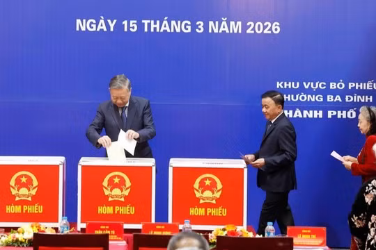 Tổng bí thư Tô Lâm bỏ phiếu bầu đại biểu Quốc hội khóa XVI và HĐND các cấp nhiệm kỳ 2026-2031. Ảnh: TTXVN.